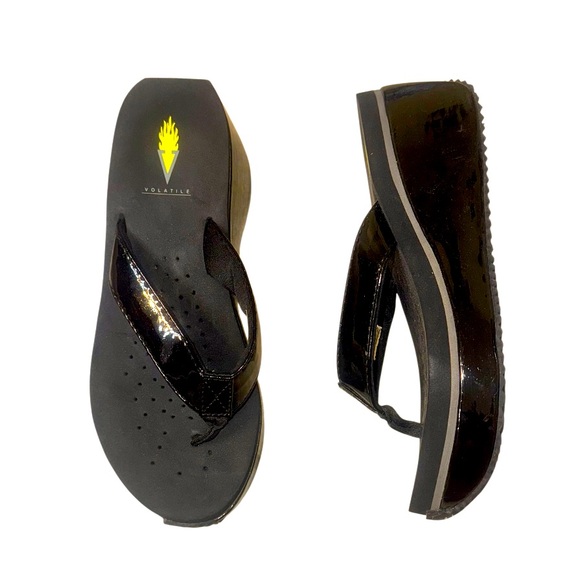 VOLATILE BLACK patent Paige thong wedges women’s sandals shoes size 9 - Picture 1 of 10